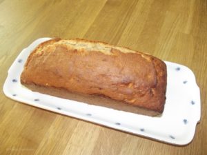 Das Bananenbrot wird in einer Kastenform gebacken.