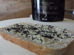 Noch warmes Brot mit Butter und schwarzem Hawaii-Salz - mehr braucht es nicht.