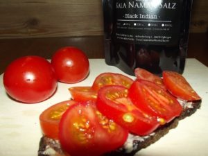 Schwarzbrot mit frischen Tomaten und als Finish Kala Namak Salz - das bringt's!