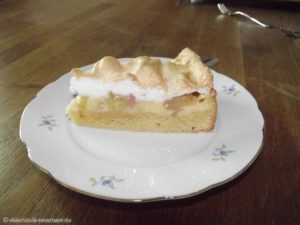 Rhabarberkuchen mit Vanillecreme und Baiserhaube