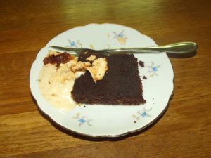 Brownie mit 3-Stunden-Eis und Baisergeschrabsel