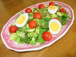 Spinatsalat mit Avocado, Kirschtomaten und Ei